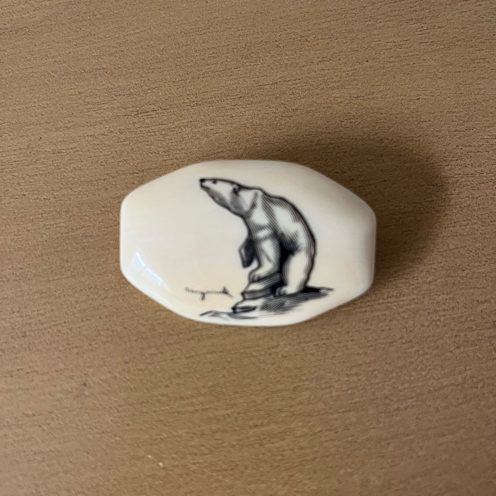 2- Alaskan Scrimshaw Native Brooches Signed by Artist - Picture 2 of 5